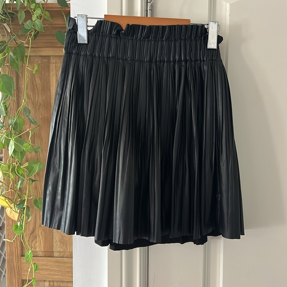 ZARA black pleated pull on skirt medium shorts underneath - Picture 2 of 9